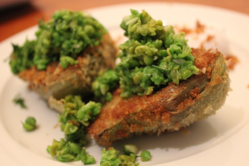 Moving and globe artichokes with crushed peas